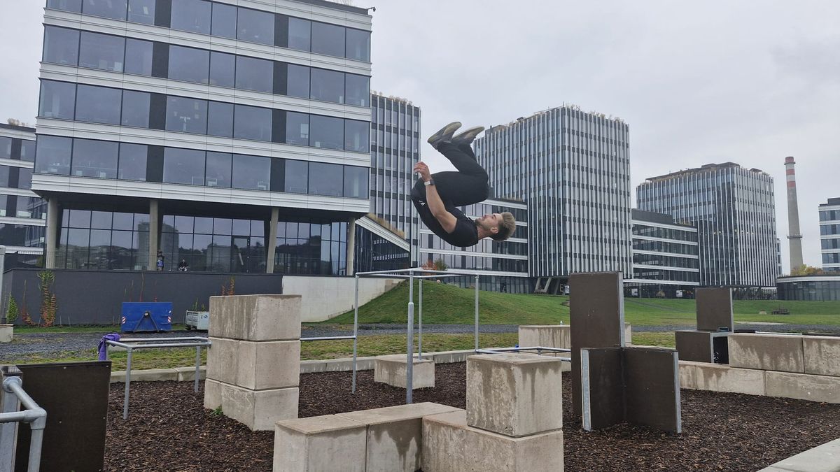 Náplavka u Trojského mostu a holešovického nádraží nově plně funguje. Obsahuje posezení i sportovní a dětská hřiště